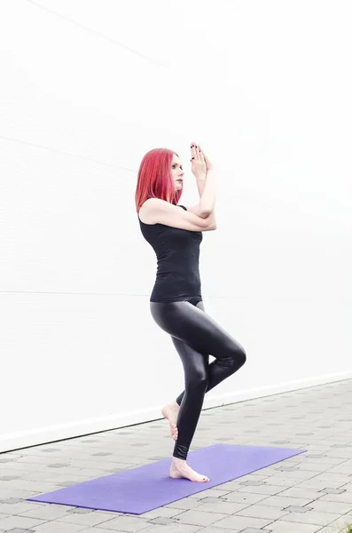 Красивая Девушка Yoga Циновкой Yoga Изолированным Над Белым Фоном Стены — стоковое фото