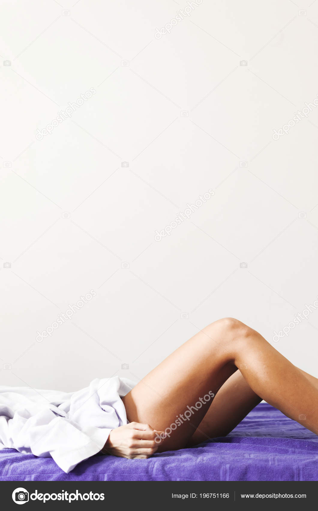自宅の広い服でセクシーな女性の部屋でベッドに横になっています ストック写真 C Focusandblur 自宅の広い服でセクシーな女性の部屋でベッドに横になっています ストック写真 C Focusandblur