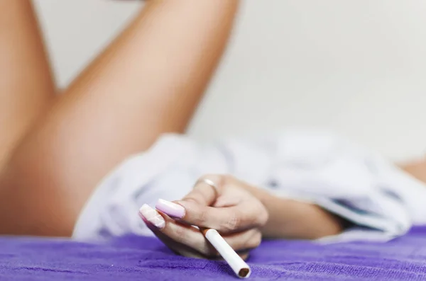 Femeie Sexy Fumând Țigară Haine Largi Domiciliu Întinsă Pat Cameră — Fotografie, imagine de stoc