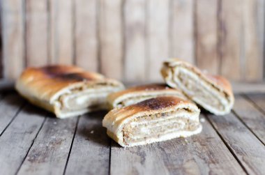 Eski ahşap rustik masaya strudel fındık ile dilimlenmiş 
