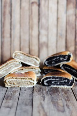 Eski ahşap rustik masaya strudels ile fındık ve haşhaş dilimlenmiş 