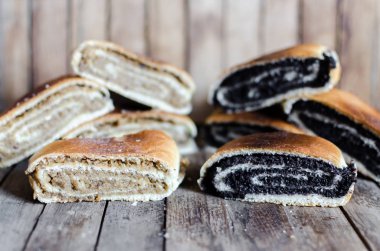 Eski ahşap rustik masaya strudels ile fındık ve haşhaş dilimlenmiş 
