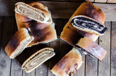 Eski ahşap rustik masaya strudels ile fındık ve haşhaş dilimlenmiş 