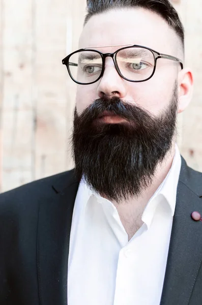 Человек Бородой Очках Чувствует Себя Уверенно Закрыть Лицо Латиноамериканскому Бизнесмену — стоковое фото