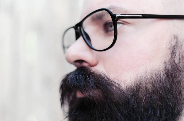 Человек Бородой Очках Чувствует Себя Уверенно Закрыть Лицо Латиноамериканскому Бизнесмену — стоковое фото