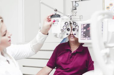 Komuta sizde optometrist veya göz görme testi olması doktor