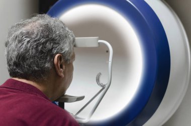 Refractometry. Keratometry. Kırılma testi. Optometri ekipman. Alan kontrol cihazı bakan adam