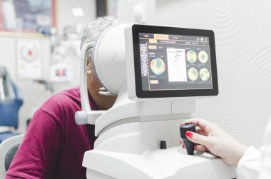 Sağlık, tıp, insanlar, görme ve teknoloji kavramı - yakın göz doktoru, göz kliniği veya optik mağazasından hasta vizyon kontrol autorefractor ile