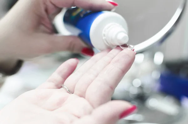 Female Hands Putting Liquid Lens Container Eye Care Vision Concept — Stock Photo, Image