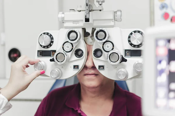 Starší Muž Při Optometristy Nebo Lékař Eye Pohled Testování — Stock fotografie