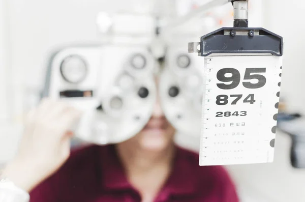 Homem Sênior Optometrista Médico Que Faz Testes Visão Ocular — Fotografia de Stock