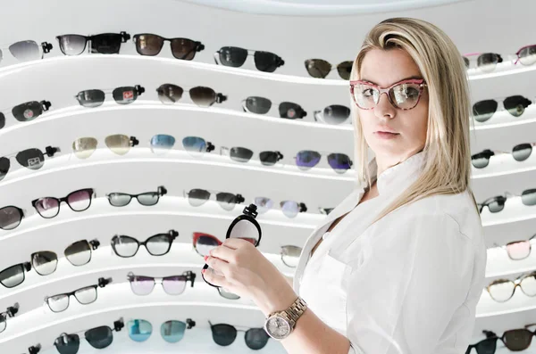 Charismatischer Selbstbewusster Augenarzt Weißer Uniform Frau Mit Modischen Gläsern Arzt — Stockfoto