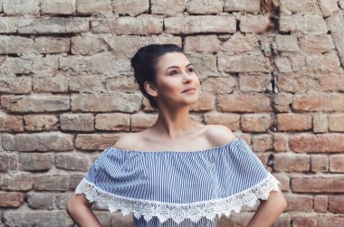 Düşünceli poz açık havada Genç esmer portresi