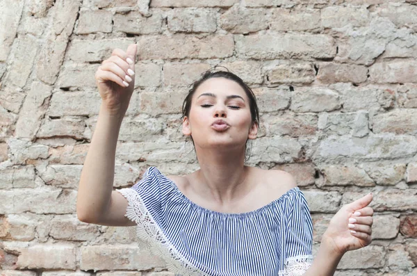 Mujer Joven Sosteniendo Marco Imaginado Enviando Beso Con Los Ojos — Foto de Stock