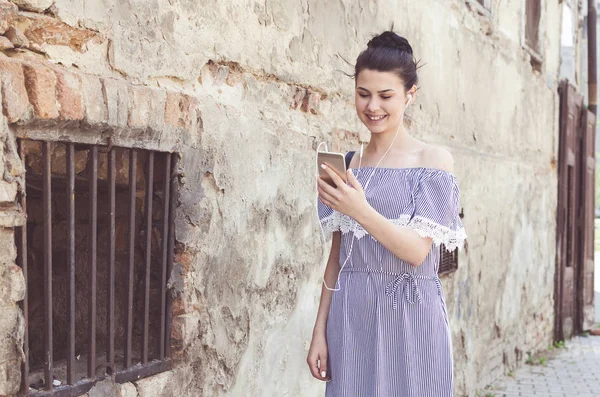 Bokovky Dívka Dělat Selfie Pomocí Smartphonu — Stock fotografie