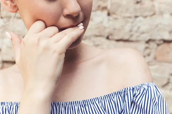 Bezorgd Brunette Vrouw Jurk Nagels Bijten — Stockfoto