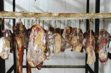 Hazırlık sırasında lezzetli et ürünleri