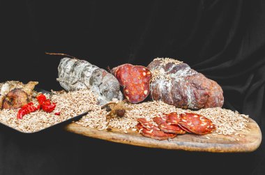 Jambon ve biber tahıl siyah zemin üzerine gıda kompozisyonu.