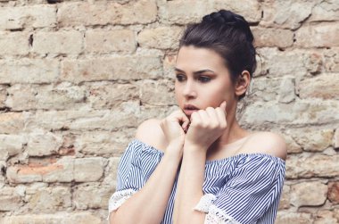 Köşeye sıkışmış bir genç korkmuş kız portresi elleri yüzünde ayarla..