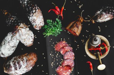 Metin yer ile siyah arka plan üzerinde füme et