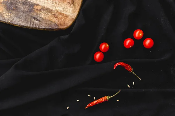Paprika Tomaten Zwarte Achtergrond Met Granen Houten Plank — Stockfoto