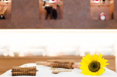 Anti-Selülit Masaj, spa salonu yatakta hazırlanan için ekipman önden görünüm.