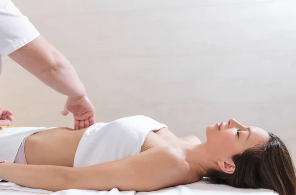 Framifrån Vacker Ung Kvinna Med Buken Massage Spa Skönhetssalong — Stockfoto