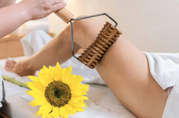 Massage Des Jambes Avec Rouleau Pâtisserie Dans Salon Beauté Spa — Photo