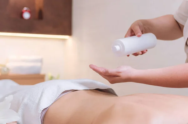 Masseur Application Crème Massage Pour Massage Sur Dos Jeune Femme — Photo