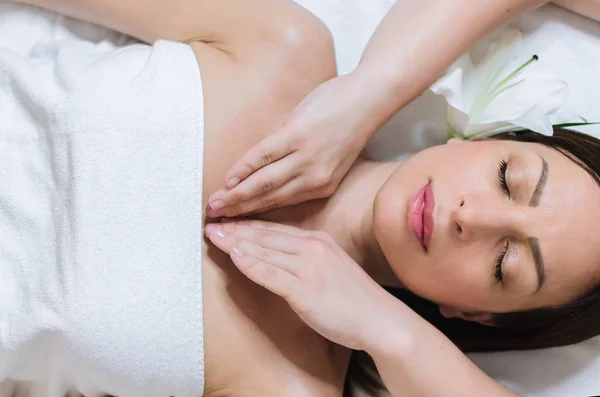 Visão Superior Jovem Bela Mulher Recebendo Massagem Peito Salão Beleza — Fotografia de Stock