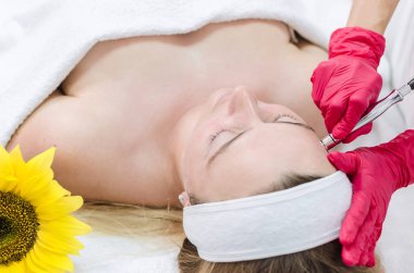 Güzellik uzmanı yordam mikrodermabrazyon güzel, Genç bir kadının yüz derisinin bir güzellik salonu bulunur. Kozmetik ve profesyonel cilt bakımı, kapat