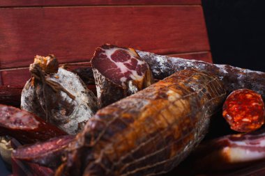 siyah arka plan üzerine kurutulmuş et yakın çekim