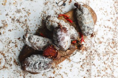 Ahşap tahta üzerinde Füme domuz eti et üstten görünüm.