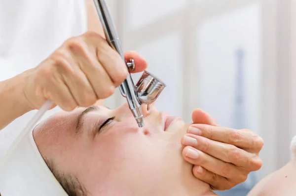 Closeup Mulher Bonita Recebendo Tratamento Dermaoxy Centro Cosmetologia Menina Desfrutando — Fotografia de Stock