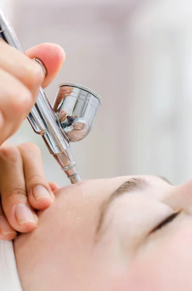 Close Van Mooie Vrouw Gezicht Zuurstof Peeling Bij Cosmetologie Center — Stockfoto