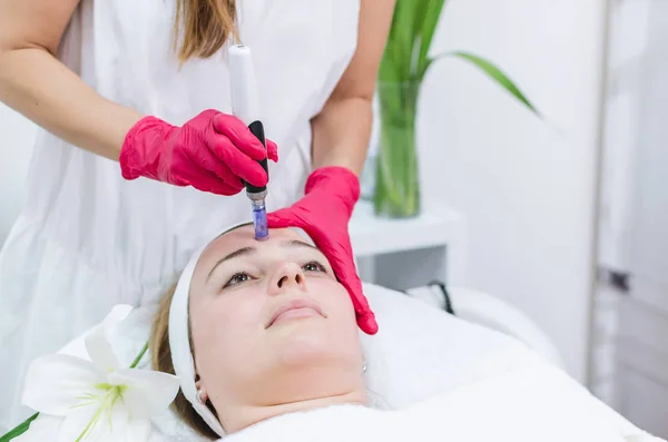 Cosmetología Hardware Mesoterapia Procesamiento Zona Frente Hermosa Mujer Joven — Foto de Stock