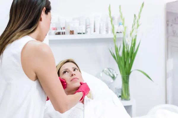 Mulher Bonita Ter Consulta Com Dermatologista Profissional Antes Tratamento Facial — Fotografia de Stock