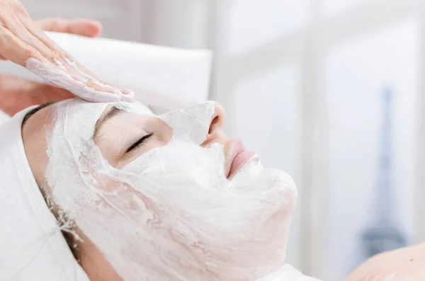 Portretul Unei Femei Frumoase Care Primește Masaj Facial Terapie Spa — Fotografie, imagine de stoc