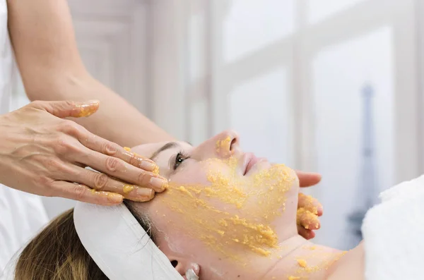 Giovane Bella Donna Che Riceve Massaggio Facciale Con Peeling Trattamento — Foto Stock