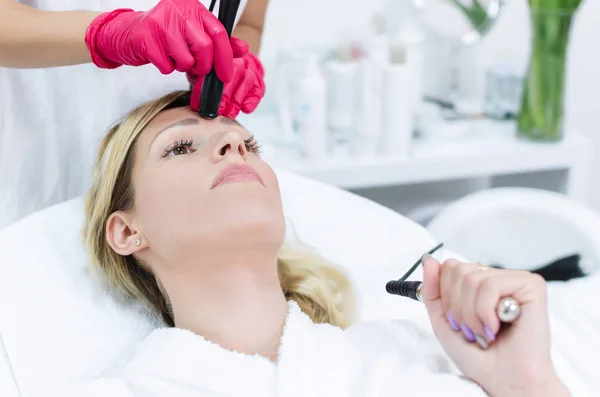 Doctor Dermatólogo Realiza Lifting Radio Facial Para Rejuvenecer Piel Hermosa —  Fotos de Stock