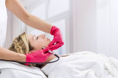 Güzellik spa salonu mikrodermabrazyon yüz tedavi gören güzel bir genç kadının portresi. Metin için yer.