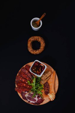 üstten görünüm ahşap plaka ile kurutulmuş meatl dilimlenmiş, veges ve baget yuvarlak