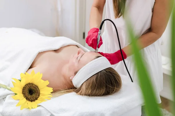 Cosmetologist Faz Procedimento Microdermabrasion Pele Facial Uma Mulher Bonita Nova — Fotografia de Stock