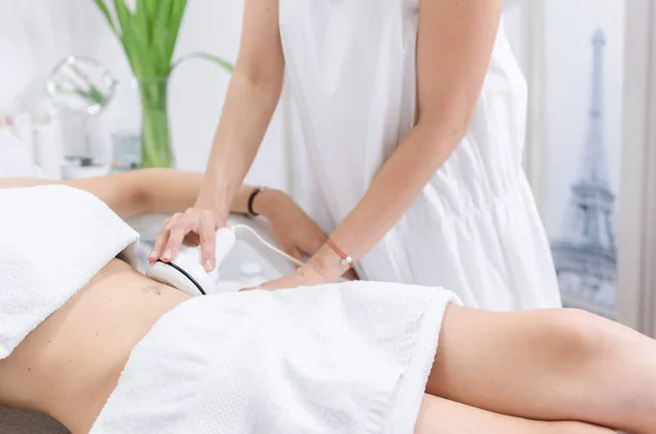 Jonge Vrouw Met Radiofrequente Opheffing Maag Behandeling Spa Schoonheidssalon — Stockfoto