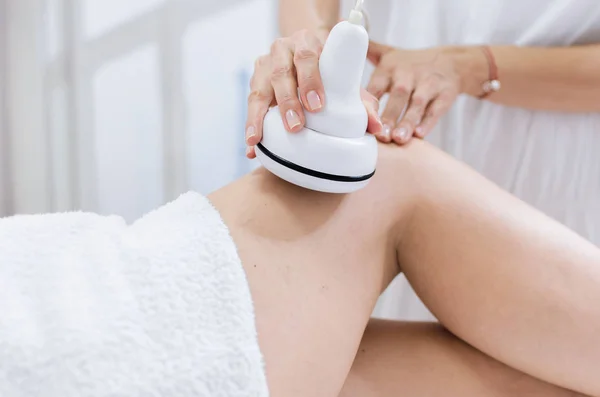 Gros Plan Jeune Femme Recevant Massage Radiofréquence Des Cuisses Cellulite — Photo