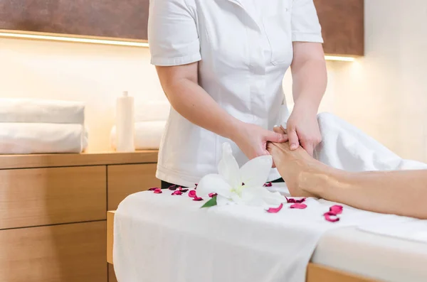 Jonge Vrouw Met Voeten Massage Spa Beauty Salon — Stockfoto