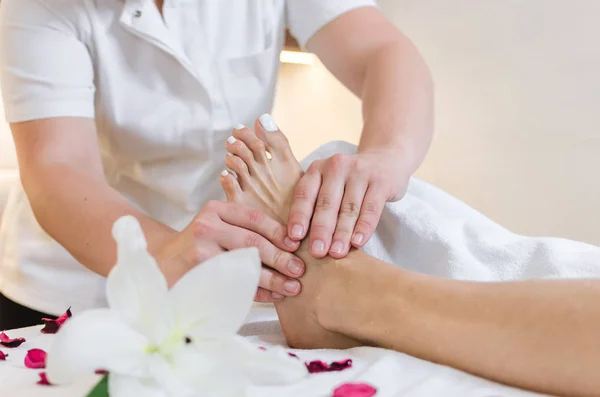 Close Mulher Fazendo Tratamento Pedicure Spa Salão Beleza Com Pediatra — Fotografia de Stock