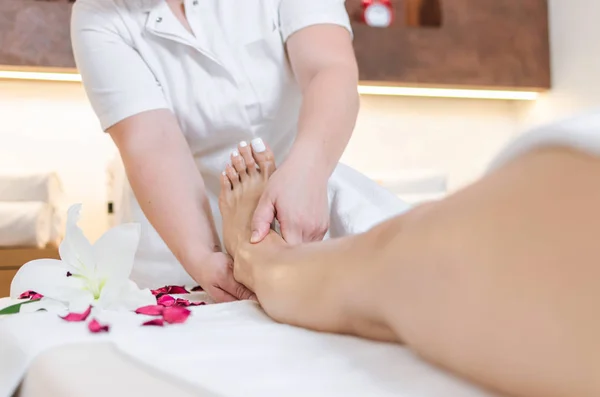 妇女在 Spa 或美容院与 Pedicurist 按摩她的脚修脚治疗 — 图库照片