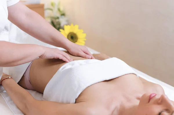 Mulher Jovem Com Massagem Abdominal Masseur Fazer Massagem Para Estômago — Fotografia de Stock