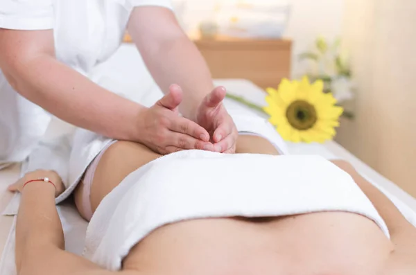 Close Jovem Mulher Fazendo Massagem Estomacal Spa — Fotografia de Stock